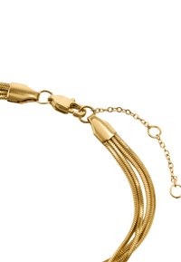 Bransoletka w kolorze złotym z trzema smukłymi łańcuszkami, wyposażona w zapięcie typu karabińczyk oraz regulowany łańcuszek umożliwiający dostosowanie długości.