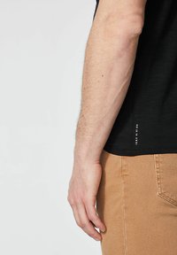 IKKS Camiseta básica - noir