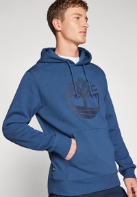 Timberland KENNEBEC RIVER TREE LOGO  - Jersey con capucha - denim/dark saphire
