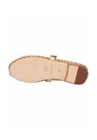 Sandalia plana en tono dorado con detalles de yute trenzado, suela de goma texturizada y parte superior de cuero suave. Talla marcada como 37.