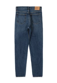Jeans de denim azul oscuro con corte recto, cinco bolsillos, una etiqueta de cuero en la cintura y un acabado texturizado sutil.