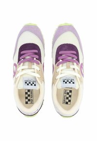 Sneakers leggeri con una combinazione di materiali crema, viola e beige, dal design testurizzato e suole verde neon. Logo a scacchi all'interno.