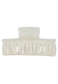 Clip per capelli trasparente realizzato in plastica; presenta una finitura lucida e marmorizzata con una parte superiore rettangolare e denti ondulati e aperti per afferrare i capelli.