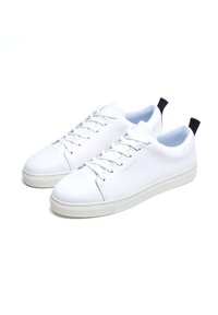 Sneaker bianchi in pelle con una superficie liscia, punta rotonda, design minimalista, lacci bianchi e linguetta nera sul tallone.