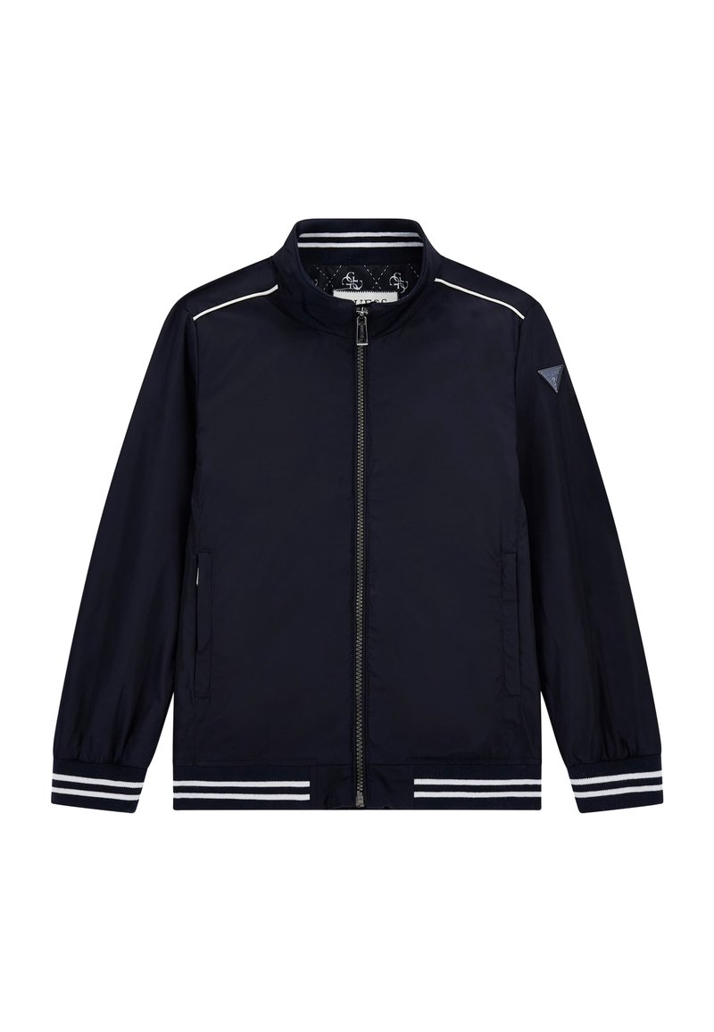 Mørkeblå letvægtsjakke med ståkrave, frontlynlås, hvide striber på skuldrene og manchetterne samt to sidelommer. Glat stoftekstur.