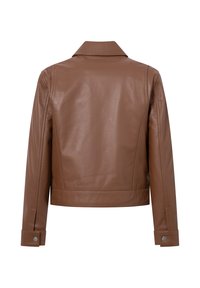 Brun läderjacka med en slät textur, spetsig krage och figursydd silhuett. Har tryckknappar på ärmarna och rena sömnadsdetaljer.