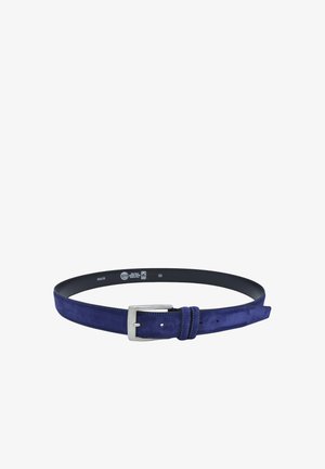 Ceinture en daim bleu marine avec boucle rectangulaire argentée, bords cousus et deux passants sur fond blanc.