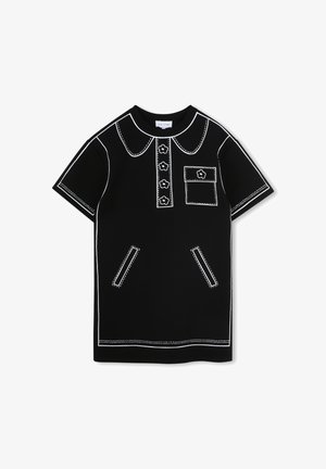 Juoda trumpomis rankovėmis suknelė su baltomis kontrastingomis siūlėmis, apykakle, sagų juostele, kišenėmis ir dviem priekiniams kišenėm.