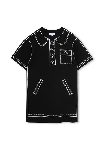 Μαύρο φόρεμα με κοντά μανίκια, διακοσμημένο με λευκά αντίθετα ραφές, γιακά, κουμπωτή λωρίδα, μία τσέπη και δύο μπροστινές τσέπες.