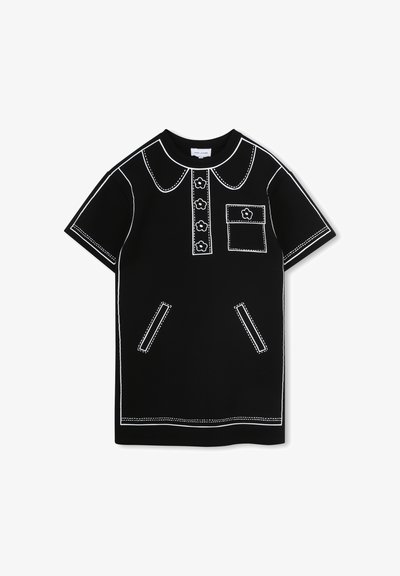 Μαύρο φόρεμα με κοντά μανίκια, διακοσμημένο με λευκά αντίθετα ραφές, γιακά, κουμπωτή λωρίδα, μία τσέπη και δύο μπροστινές τσέπες.