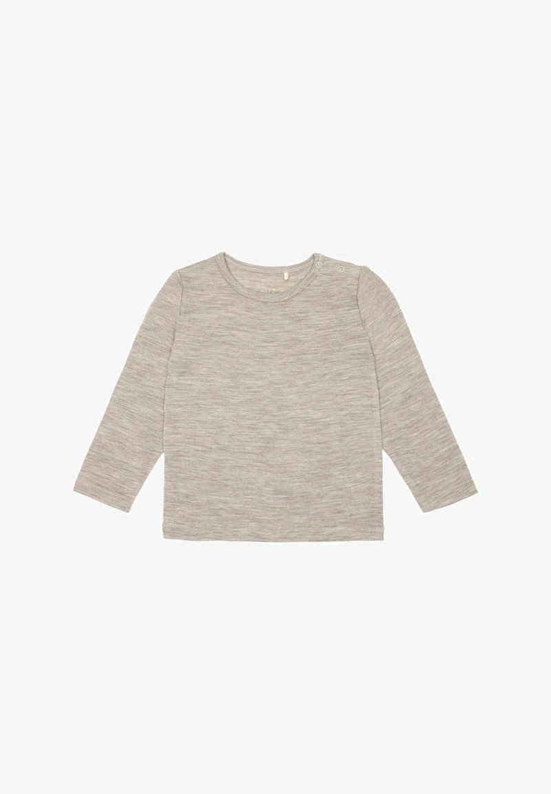 Szara, długosleeve koszulka z miękkiego, fakturowanego materiału. Posiada okrągły dekolt oraz dwa guziki na ramionach, co ułatwia zakładanie.