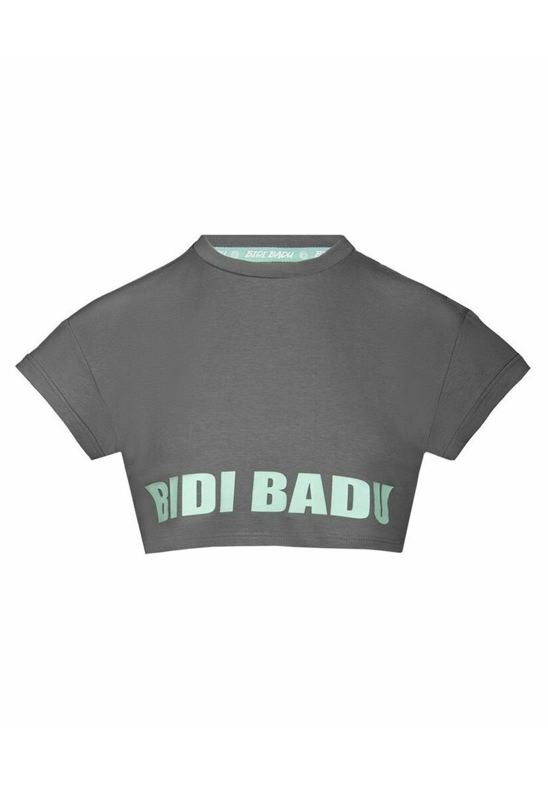 Camiseta gris de corte cropped con mangas cortas. Presenta "BIDI BADU" en letras mayúsculas de color verde menta a lo largo de la banda inferior. Textura de tela suave.