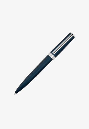 Koulukynä, jossa on tummansininen teksturoitu runko, hopeiset osat ja kaksi rinnakkain olevaa nauhaa ylhäällä. Terävä kärki kirjoittamista varten.