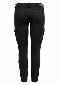 Pantalones cargo de denim negro con un ajuste slim, puños elásticos, bolsillos laterales y una etiqueta beige en la cintura. Textura suave, sin patrones.