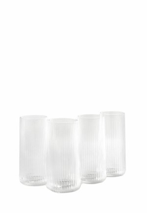 Fire klare ribbede glas tumbler arrangeret på række på en hvid baggrund.