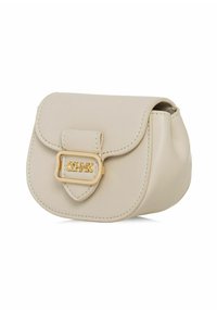 Beżowa torba z faux skóry o zaokrąglonym kształcie, z zapięciem na klapkę i złotymi elementami wykończenia, w tym akcentem w postaci klamry. Szew przy krawędziach.