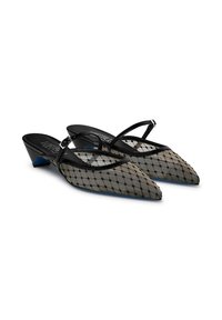 Scarpe slingback nere in rete con punta affusolata, dotate di un motivo a diamante e un accento blu sul tallone. Include una cinghia regolabile alla caviglia.