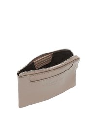Jasnobeżowy skórzany portfel z zamkiem błyskawicznym, o gładkiej fakturze i wytłoczonym logo z przodu. Wnętrze wykonane z ciemnej tkaniny.