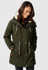 Olijfgroene parka met een gevoerde capuchon, toggle-accenten en een ritssluiting met drukknoop. Bevat twee voorkanten zakken en heeft een gestructureerde afwerking.