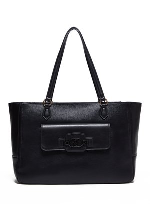 Borsa a tracolla nera in pelle con finitura testurizzata. Presenta una patta frontale con una chiusura metallica circolare e spallacci lunghi e piatti.