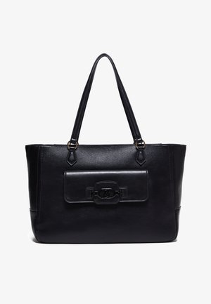 Borsa a tracolla nera in pelle con finitura testurizzata. Presenta una patta frontale con una chiusura metallica circolare e spallacci lunghi e piatti.