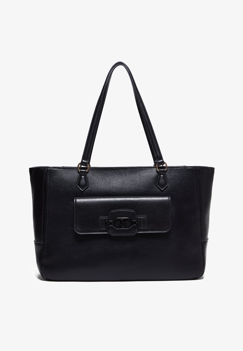 Borsa a tracolla nera in pelle con finitura testurizzata. Presenta una patta frontale con una chiusura metallica circolare e spallacci lunghi e piatti.