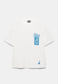 T-shirt blanc à manches courtes avec un texte bleu « Toujours rester hydraté et garder la fraîcheur » et deux illustrations de gouttes d'eau bleues près du bas.