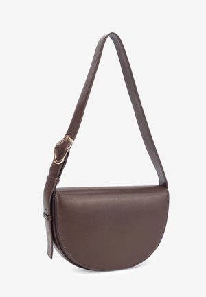 Bolso bandolera de cuero marrón con forma curva, correa ajustable y detalle de herrajes dorados. Textura suave y diseño minimalista.