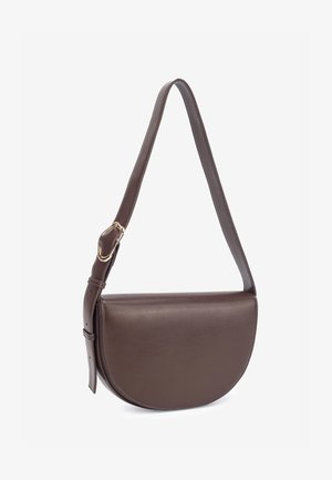 Brun skuldertaske i læder med en buet form, justerbar rem og detaljer i guldmetal. Glat tekstur og minimalistisk design.