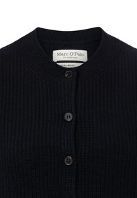 Granatowy kardigan z prążkowanego dzianiny o okrągłym dekolcie, z dwoma ciemnymi guzikami i metką z napisem "Marc O'Polo, założone w Sztokholmie."