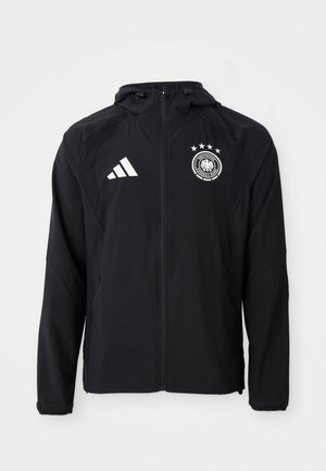 Schwarze Outdoor-Jacke mit Reißverschluss und Kapuze, ausgestattet mit dem weißen Adidas-Logo und dem Emblem des Deutschen Fußball-Bundes mit vier Sternen darüber.