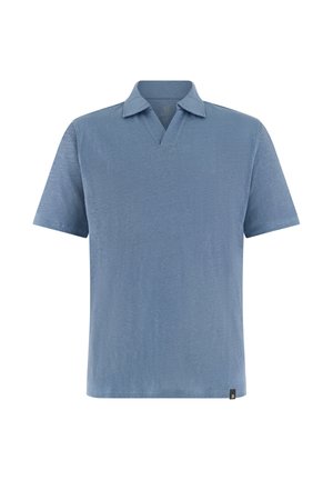 Polo bleu à manches courtes avec col ouvert et petite étiquette noire en bas de l'ourlet sur fond blanc.