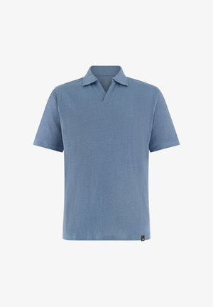 Polo bleu à manches courtes avec col ouvert et petite étiquette noire en bas de l'ourlet sur fond blanc.