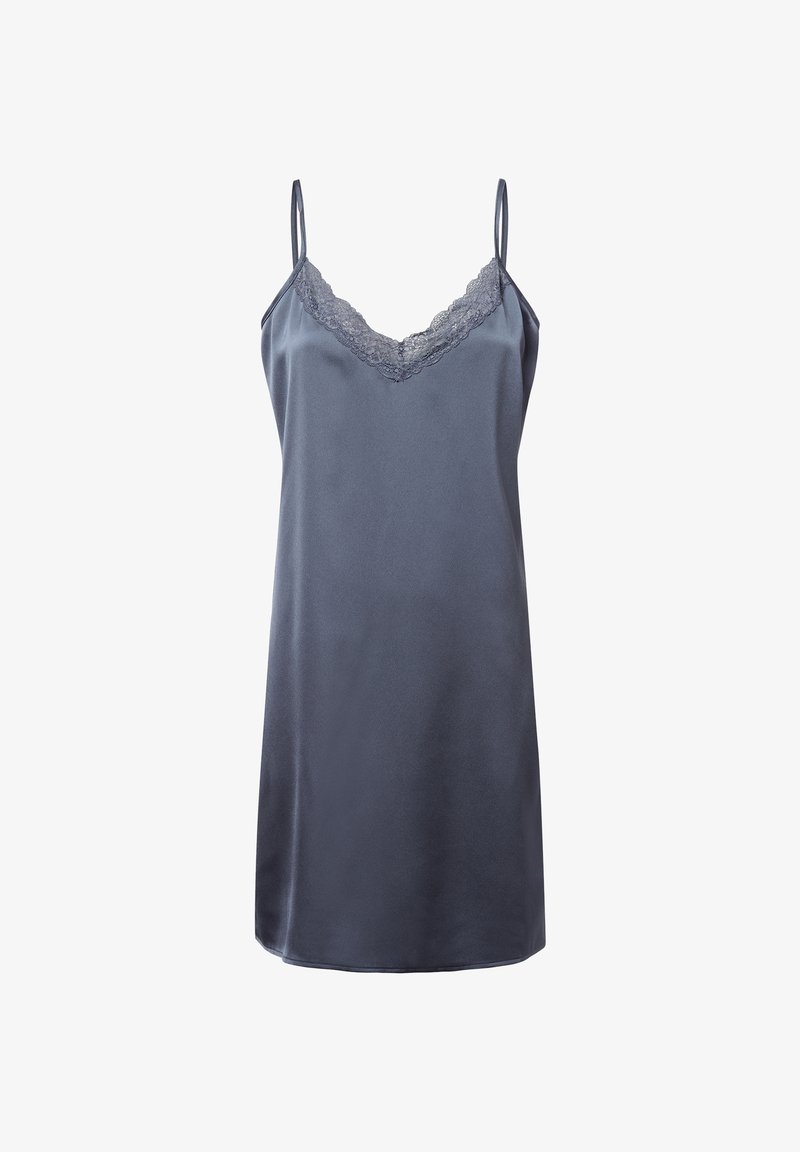 Nuisette en satin bleu nuit profond avec des bordures en dentelle le long de l'encolure et des fines bretelles réglables, offrant une silhouette droite et décontractée.