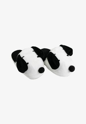 Pantofole a forma di cane bianche e nere con tessuto in peluche, design a punta arrotondata, texture morbida e dettagli neri per il naso e le orecchie.