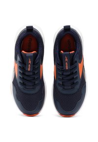 Scarpe sportive in rete blu navy e sintetico con dettagli arancioni, dotate di lacci e suola bianca. Punta arrotondata e superficie testurizzata.