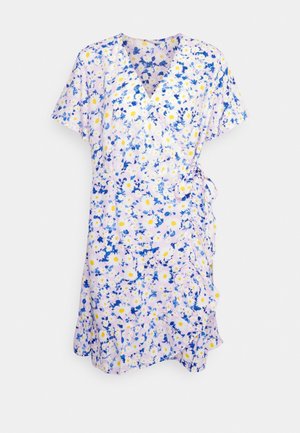 Kortærmet, knælængde omslagskjole med blå og gule blomsterprint og bånd i siden på lyse lavendelfarvet stof.