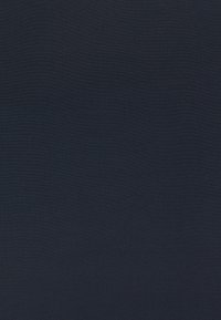 Granatowa tkanina o gładkiej fakturze, z delikatnym wzorem, o jednolitej powierzchni bez widocznych oznaczeń czy ozdób.