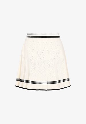 Valge volangseelik, millel on tekstureeritud muster ning must triibuline vöökoht ja äär. Kangas on perforeeritud ja flared disainiga.