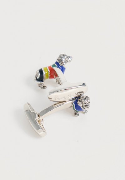 Ασημένια μανικετόκουμπα σε σχήμα καθιστών σκύλων που φορούν ριγέ πουλόβερ σε μπλε, πράσινο, κίτρινο, κόκκινο και μαύρο χρώμα.