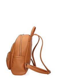 Zaino in pelle marrone con due scomparti con zip e una superficie strutturata. Dotato di spallacci regolabili e di una maniglia superiore per il trasporto.