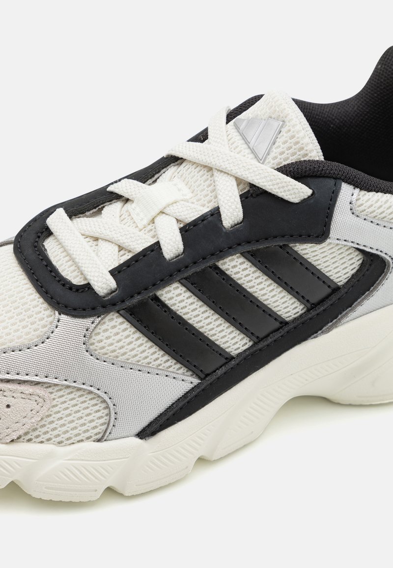 adidas Performance CRAZYCHAOS 2000 UNISEX - Trainers - off white/matte  silver/core black/white - Zalando.ie