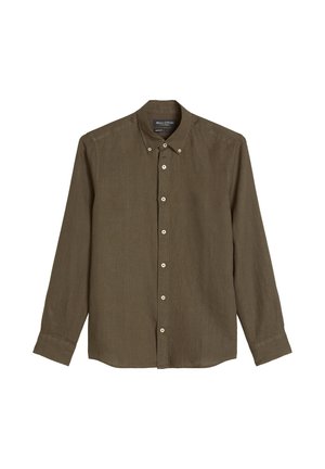 Olijfgroen overhemd met lange mouwen, knoopsluiting en een knoopkraag met witte knoppen, plat op een witte achtergrond gelegd.