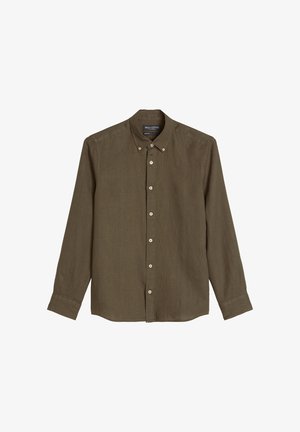 Olijfgroen overhemd met lange mouwen, knoopsluiting en een knoopkraag met witte knoppen, plat op een witte achtergrond gelegd.