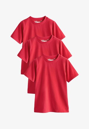 Tres camisetas rojas lisas de manga corta con cuello redondo apiladas unas sobre otras con etiquetas de marca visibles dentro del cuello.