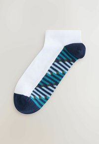 Knöchelsocken mit einem weißen oberen Teil, einem marineblauen Zeh und einem gemusterten Design aus blauen und grünen Streifen mit kleinen geometrischen Formen. Material aus Baumwollmischung.