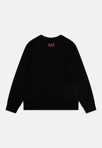 Čierna mikina s dlhými rukávmi, okrúhlym výstrihom a patentmi na rukávoch. Malé ružové logo EA7 je umiestnené na hornej časti chrbta.