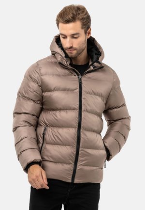 Puffjacke in Hellbraun, aus glänzendem Material, mit Kapuze, Zickzacknähten, Frontreißverschluss und seitlichen Taschen mit schwarzen Akzenten.