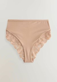 Beige trosor med en slät front och böljande spetsdetaljer på sidorna. Spetsen har blommönster som ger textur och detalj.