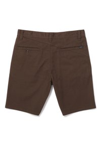 Brune bomuldsshorts med en glat overflade, der har to baglommer, en knaplukning og et lille mærke på højre side.